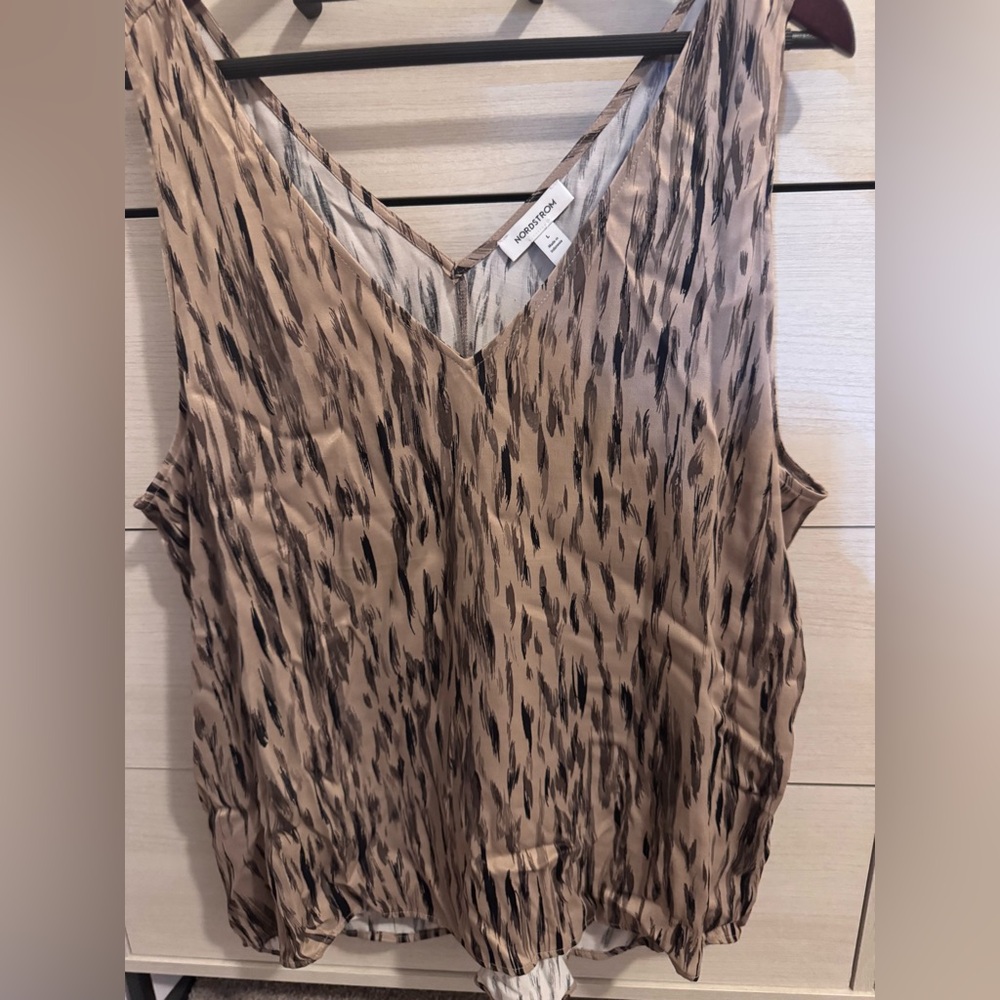Double V Neck Patterned Sleeveless Blouse